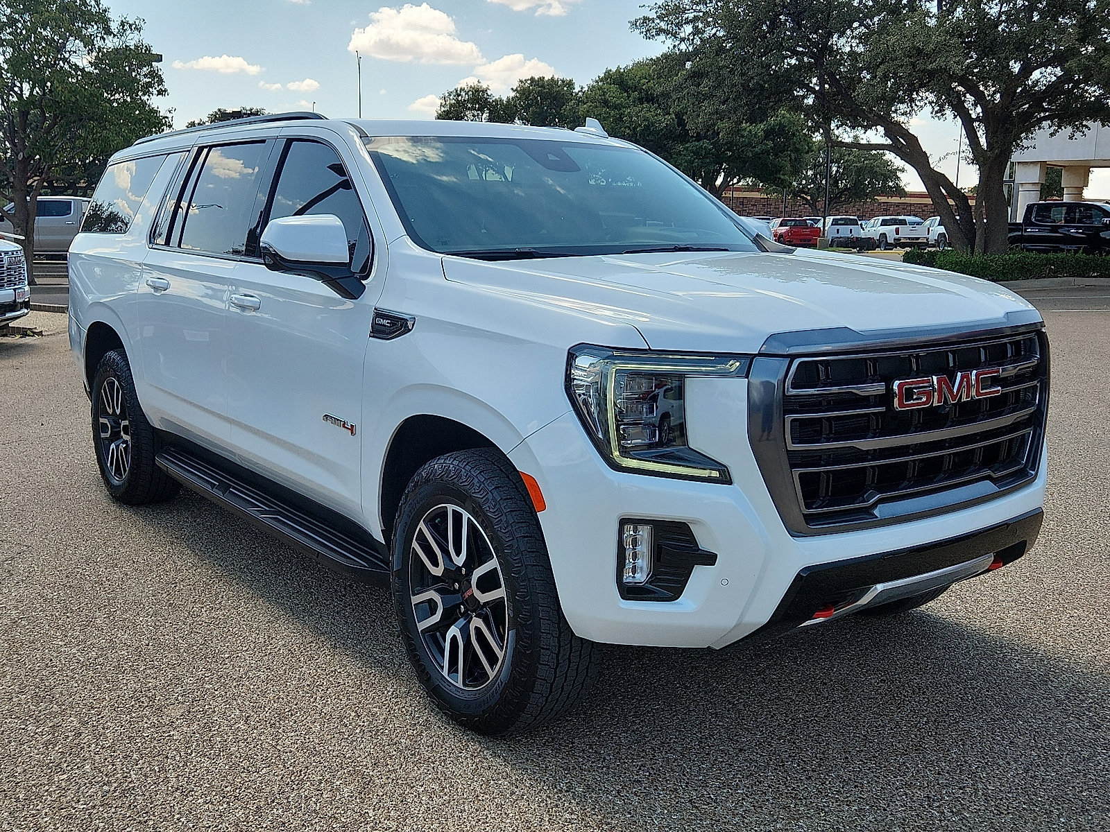 Used 2023 GMC Yukon XL AT4 w/ Technology Package AWD/4WD image 7