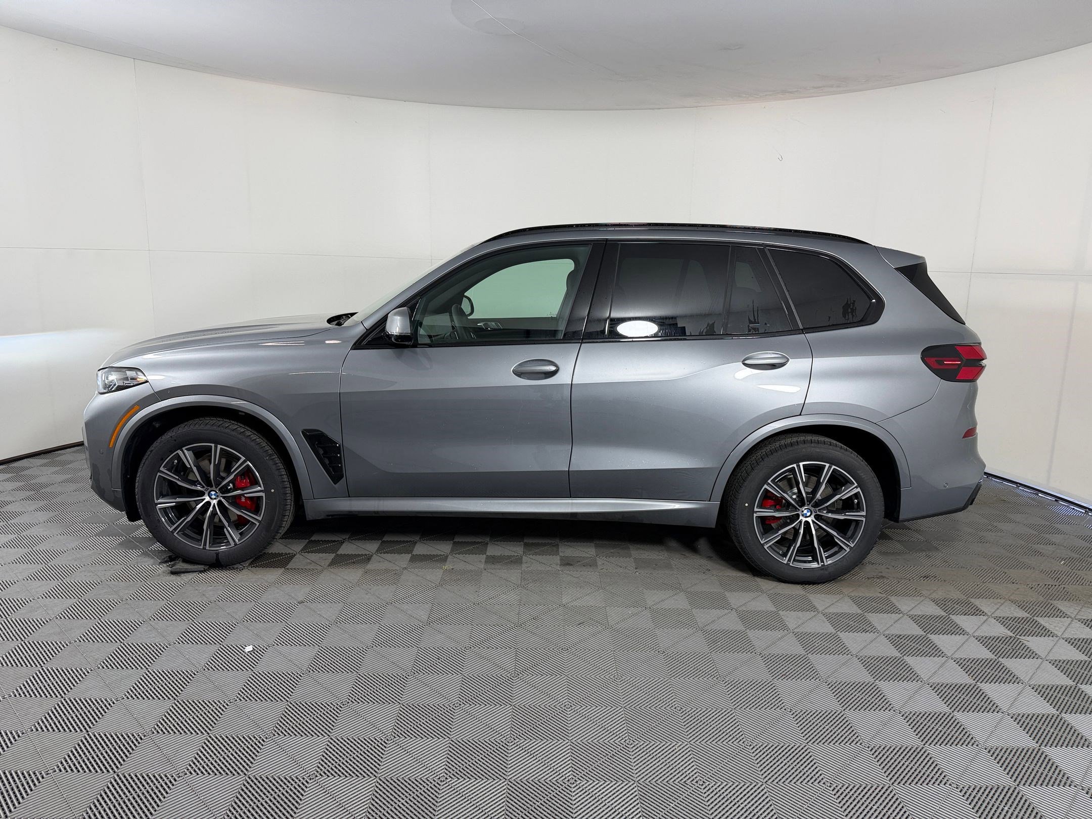 New 2026 BMW X5 sDrive40i w/ M Sport Package RWD image 2
