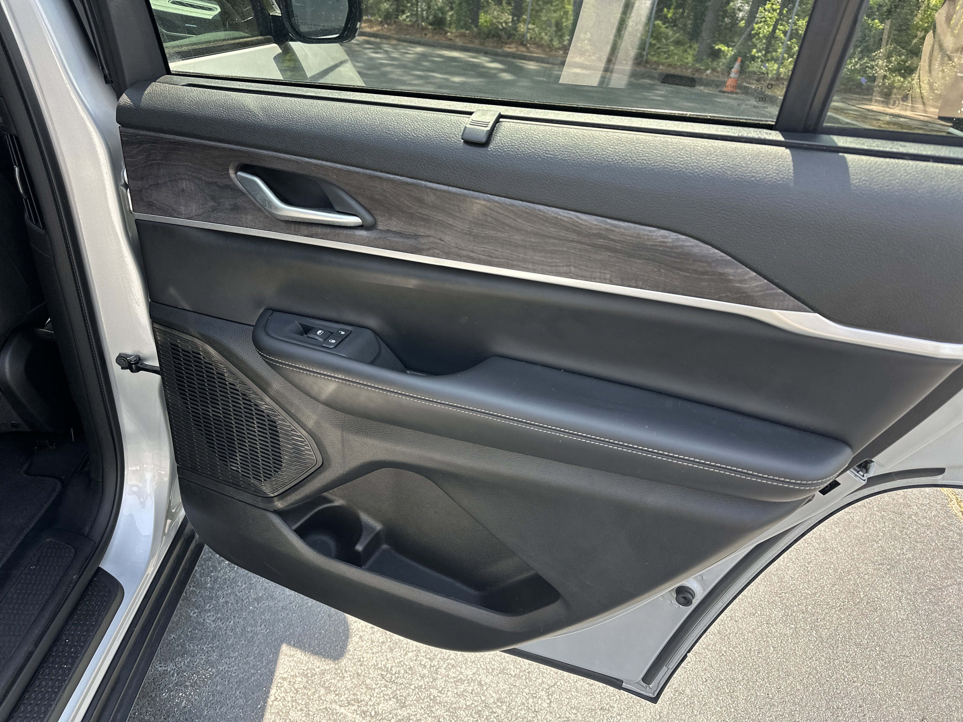 Used 2024 Jeep Grand Cherokee L Limited w/ Luxury Tech Group II image 19