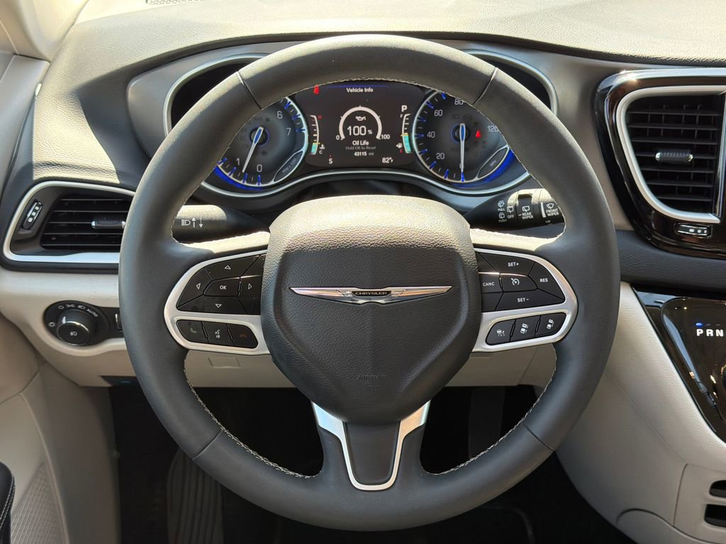 Used 2024 Chrysler Pacifica Touring-L image 15