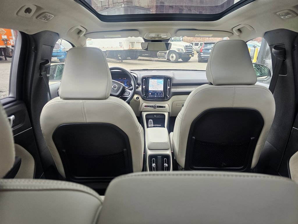 Certified 2023 Volvo XC40 B5 Plus w/ Climate Package image 8
