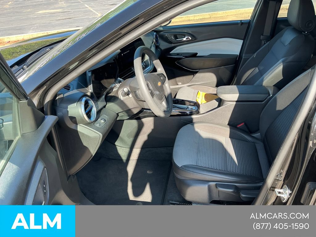 Used 2025 Chevrolet Trax LT FWD image 13