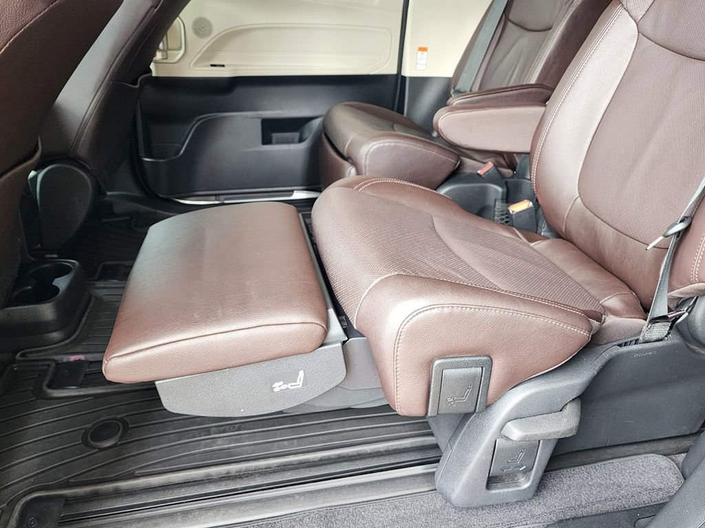 Used 2022 Toyota Sienna Platinum FWD image 15