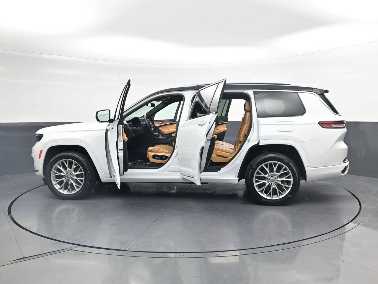 Used 2023 Jeep Grand Cherokee L Summit RWD image 39