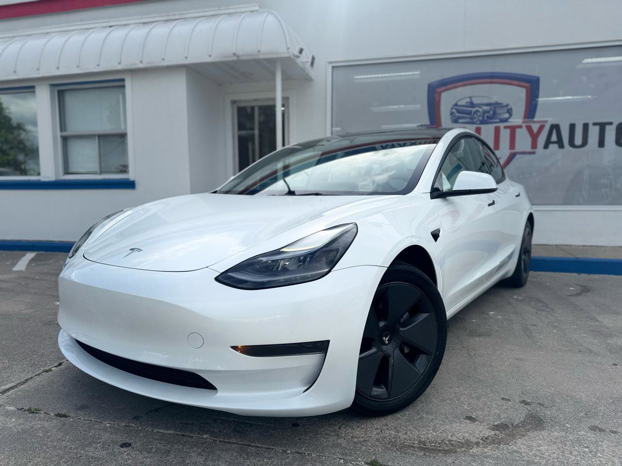 Used 2023 Tesla Model 3 Standard Range RWD image 3