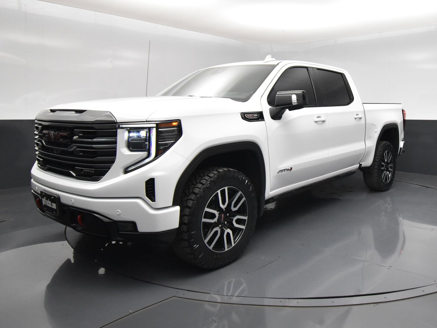 Used 2023 GMC Sierra 1500 AT4 w/ Technology Package AWD/4WD image 2