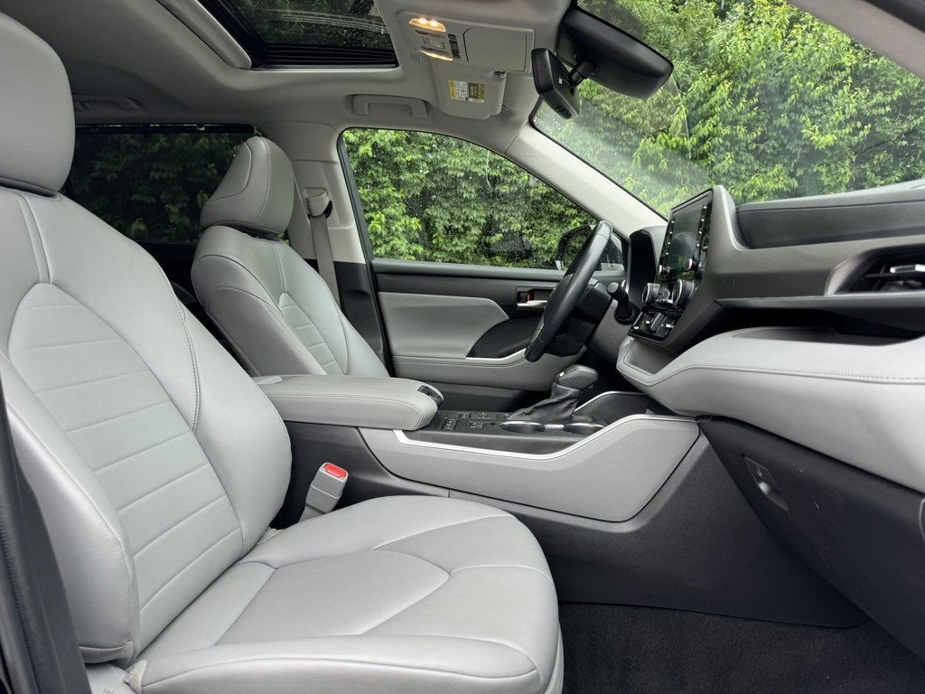 Used 2022 Toyota Highlander XLE image 12