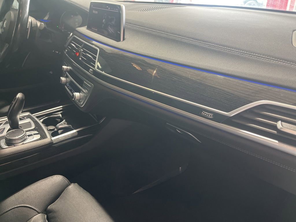 Used 2021 BMW 740i w/ M Sport Package image 35