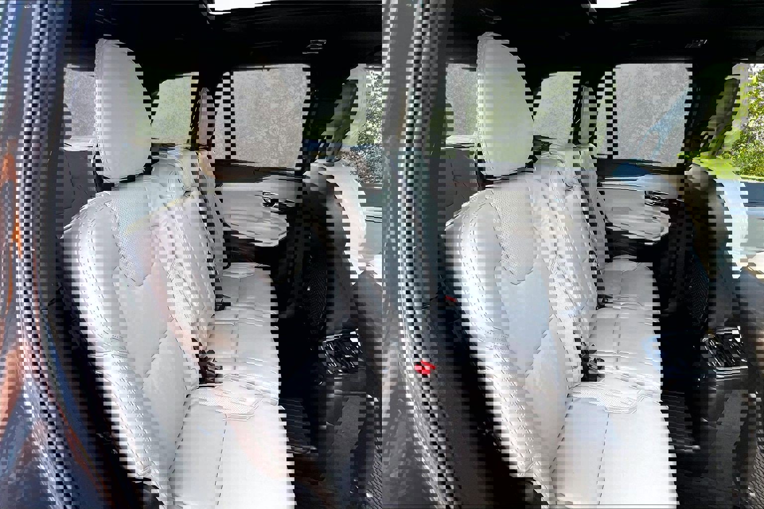 Used 2022 Volvo XC90 T8 R-Design w/ Advanced Package image 27