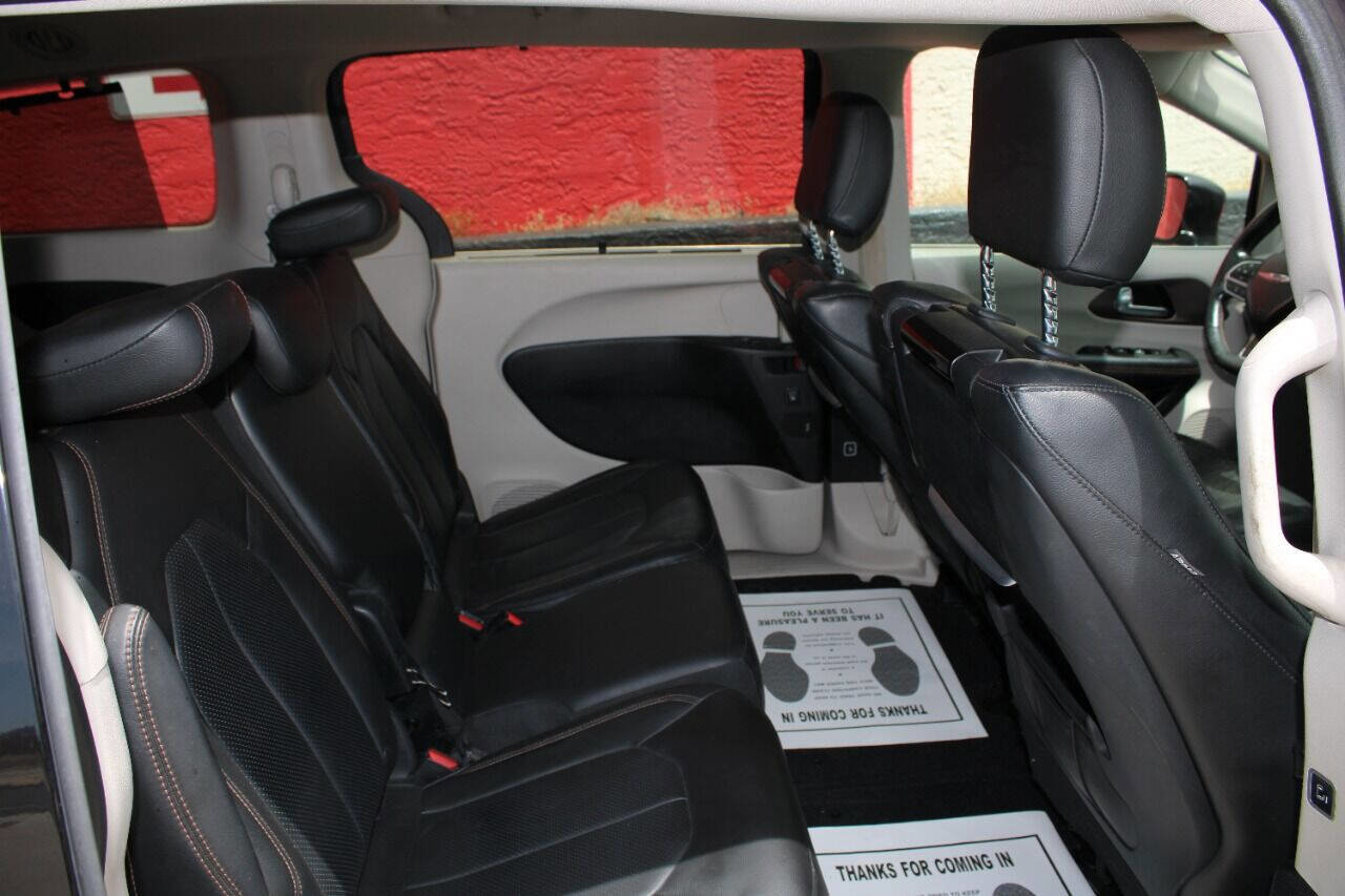 Used 2017 Chrysler Pacifica Touring-L Plus w/ Advanced Safetytec Group FWD image 15