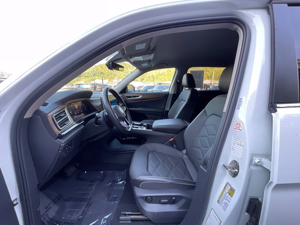 Used 2025 Volkswagen Atlas SE AWD/4WD image 9