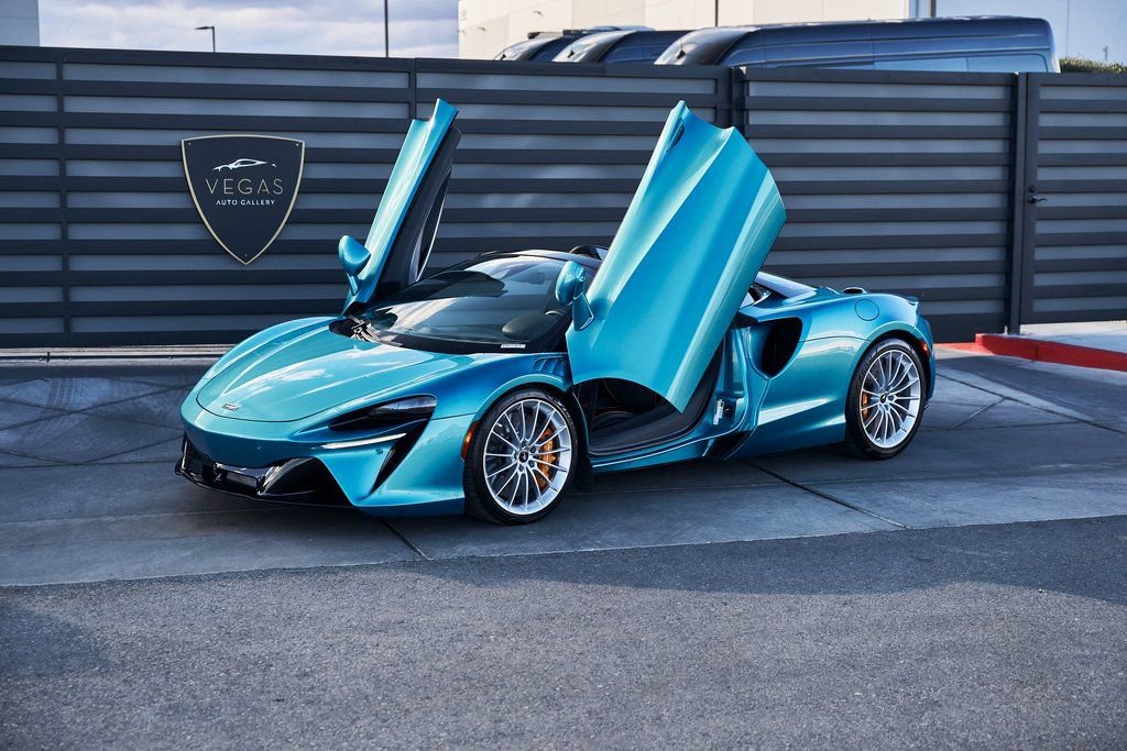 Used 2025 McLaren Artura Spider image 16