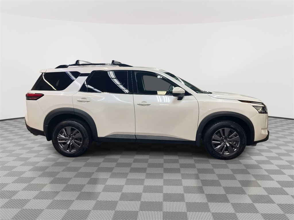 Used 2024 Nissan Pathfinder SV image 2