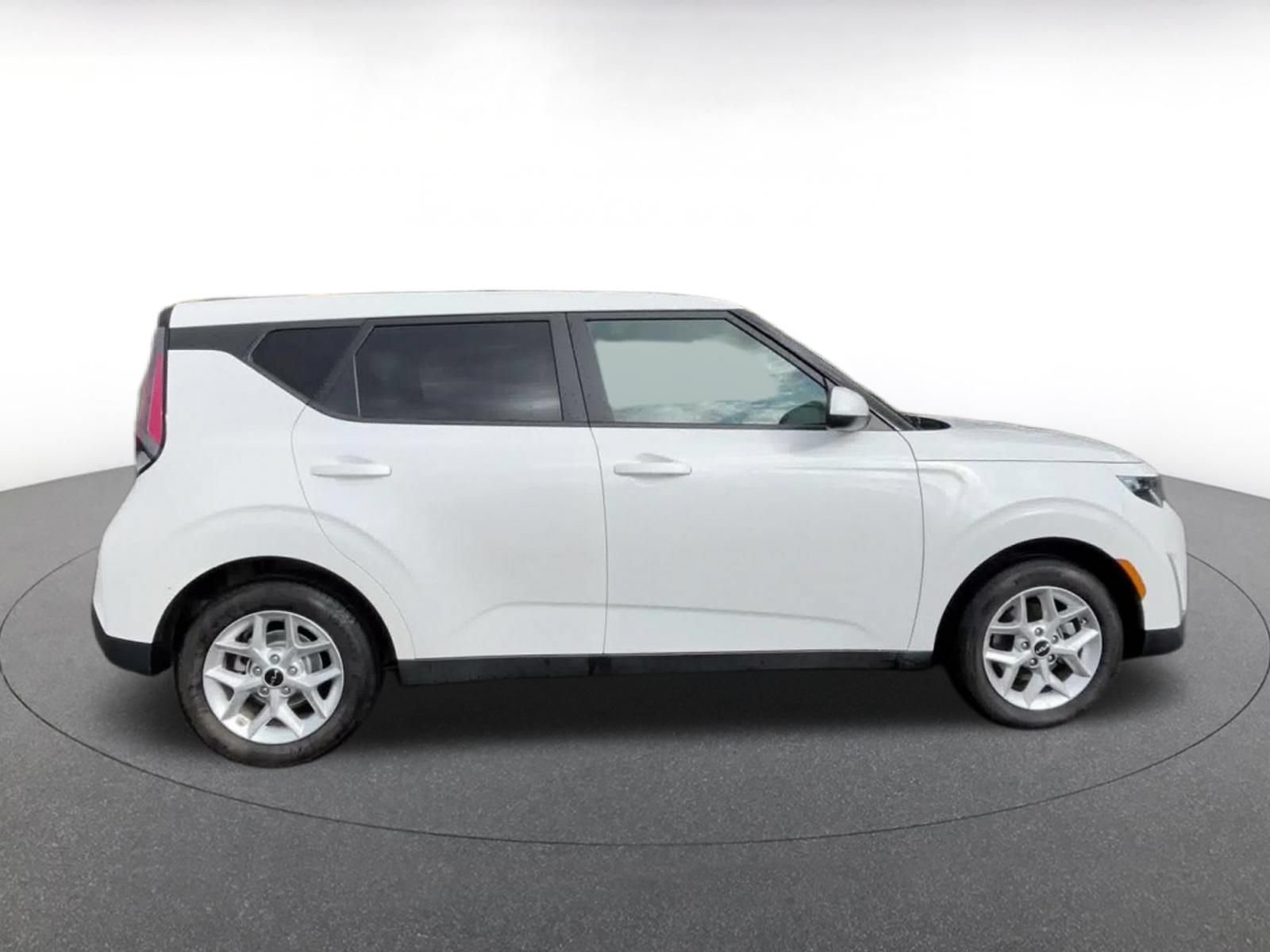 Used 2025 Kia Soul LX w/ LX Technology Package FWD image 15