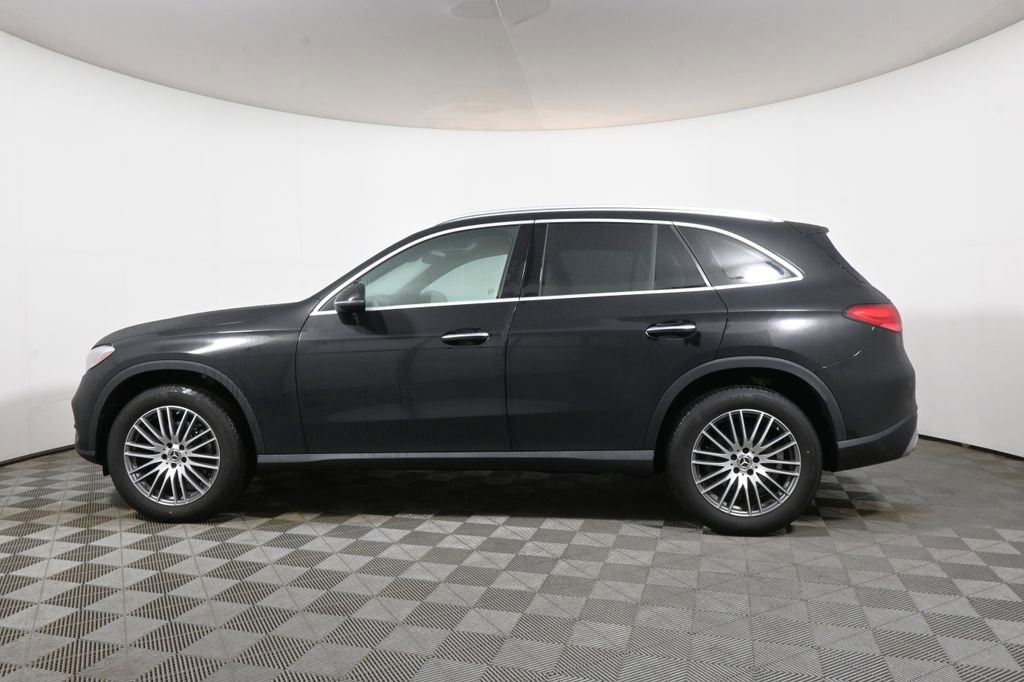 Used 2024 Mercedes-Benz GLC 300 4MATIC image 2