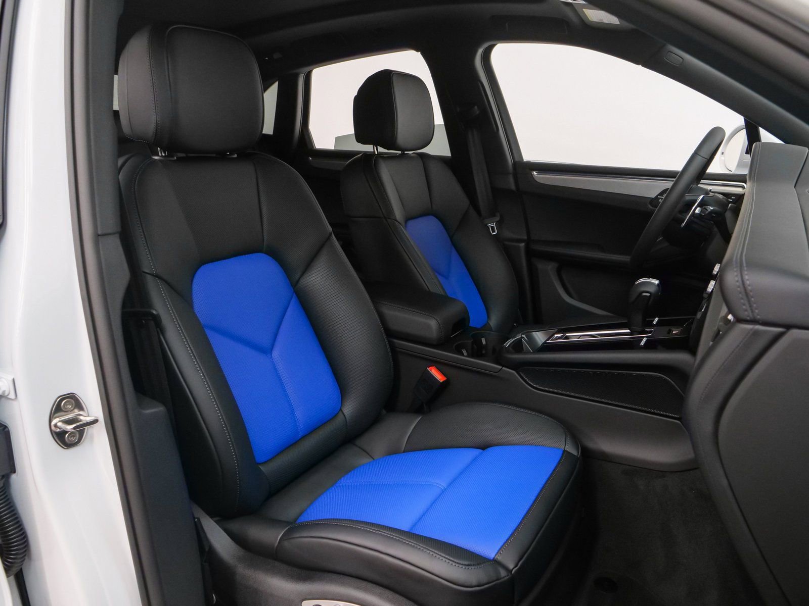 Certified 2025 Porsche Macan image 24