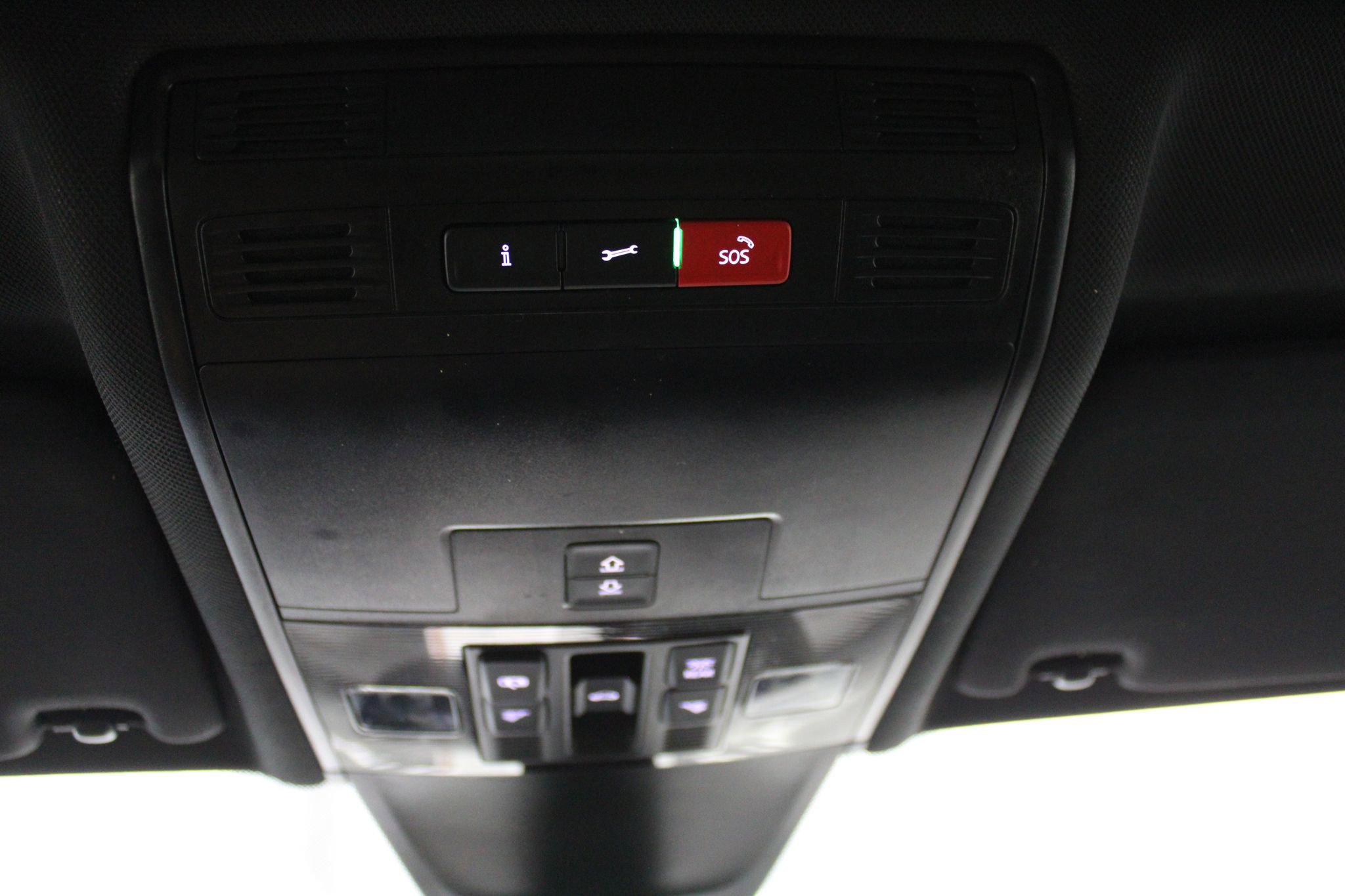 Used 2022 Volkswagen Tiguan SE R-Line image 31