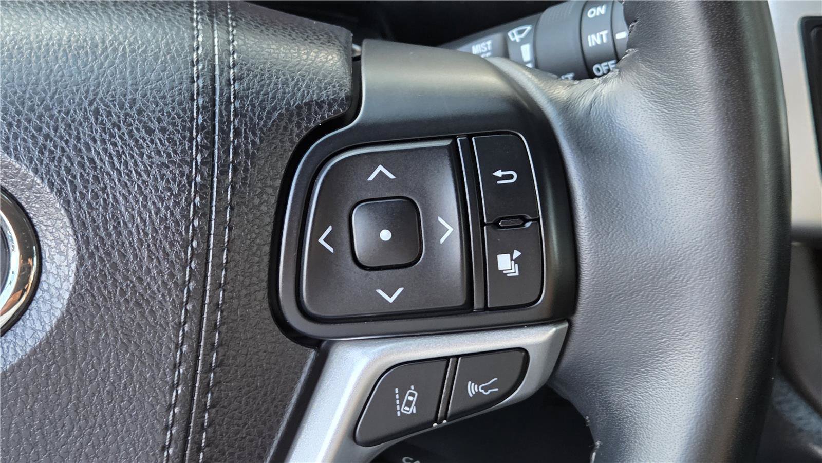 Used 2018 Toyota Highlander XLE AWD/4WD image 31