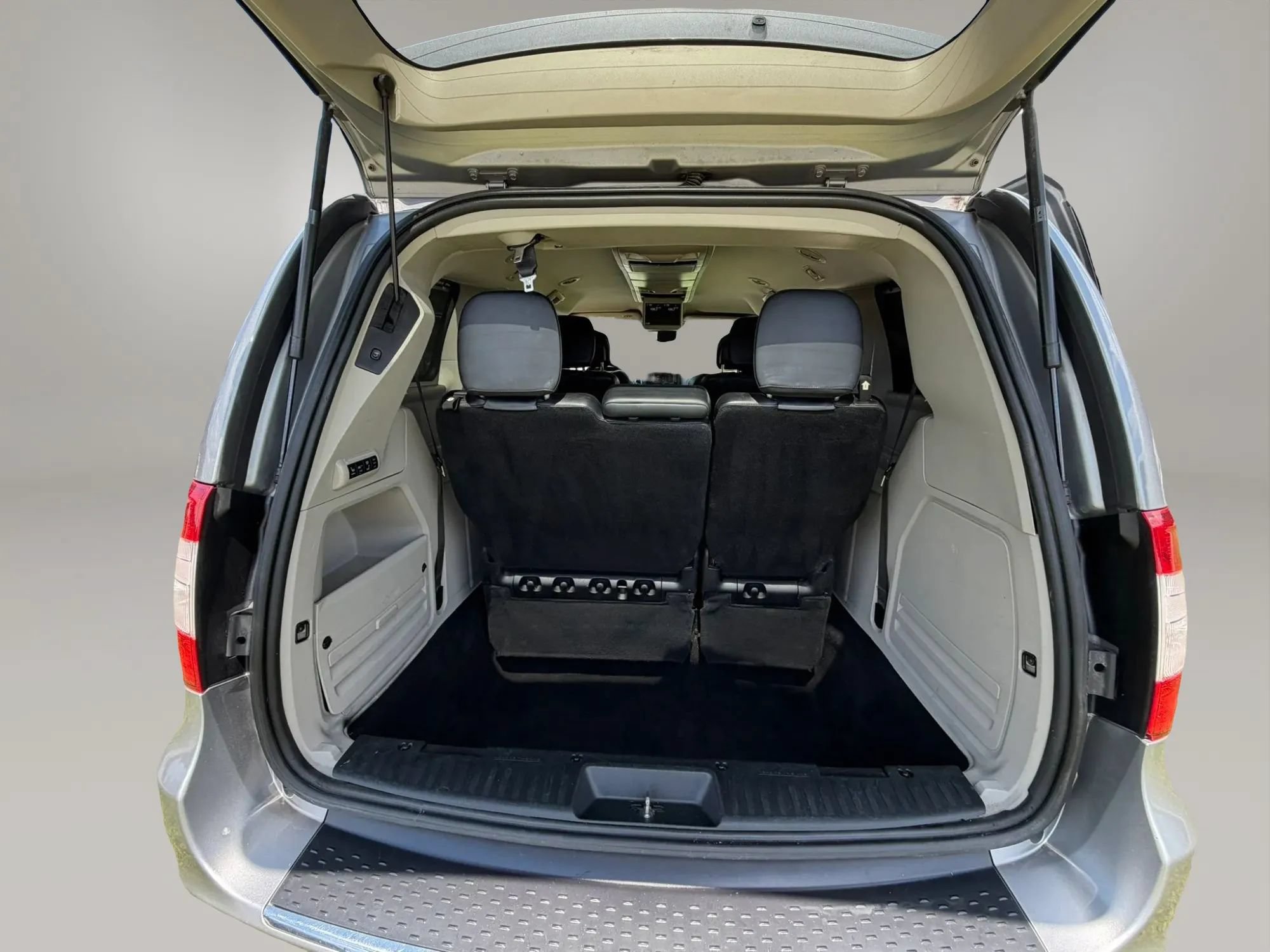 Used 2015 Chrysler Town & Country Limited FWD image 18