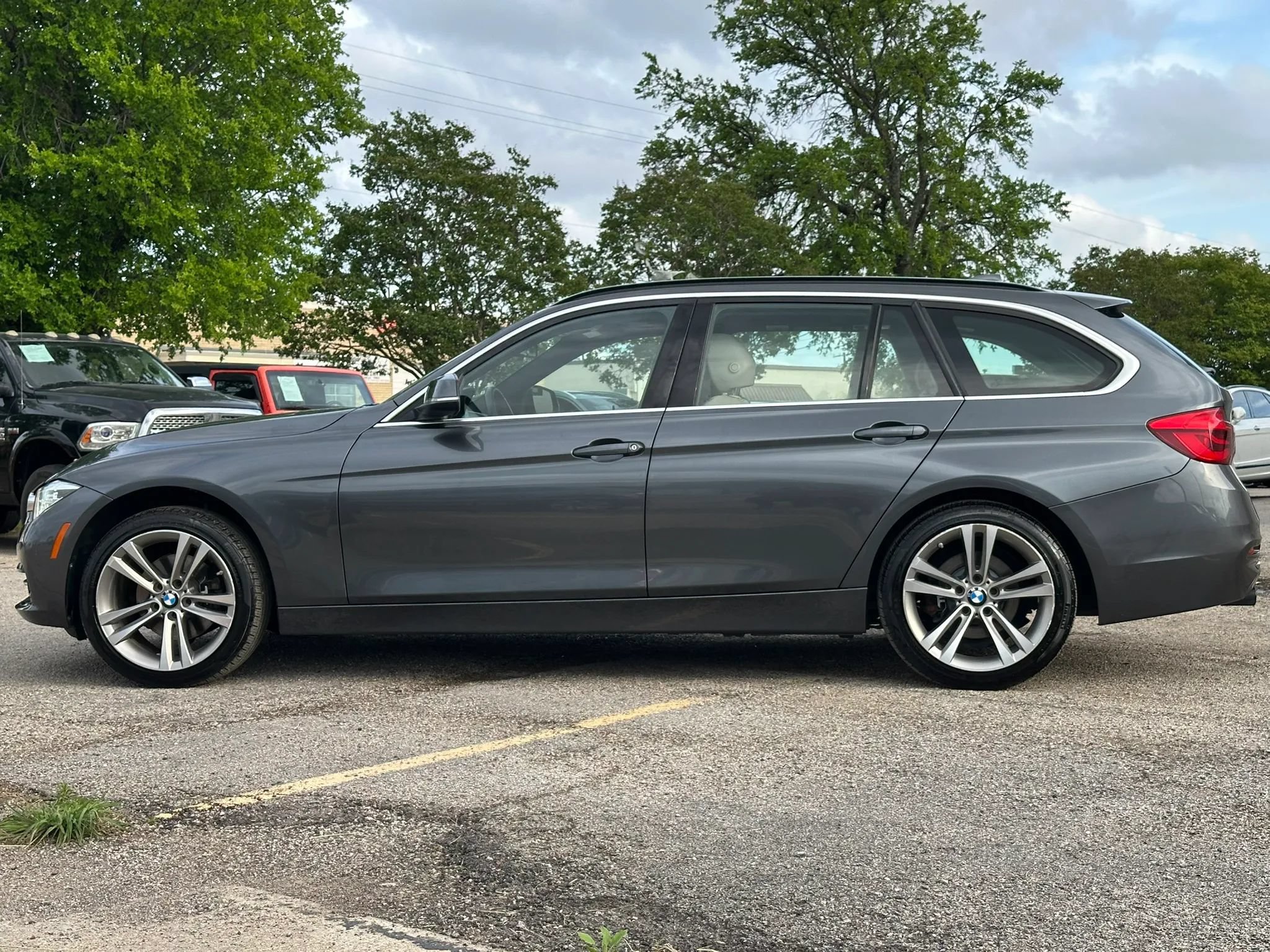 Used 2017 BMW 330i xDrive Wagon AWD/4WD image 3