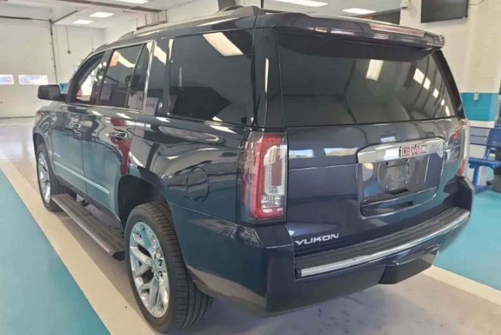 Used 2018 GMC Yukon Denali w/ Denali Ultimate Package AWD/4WD image 2
