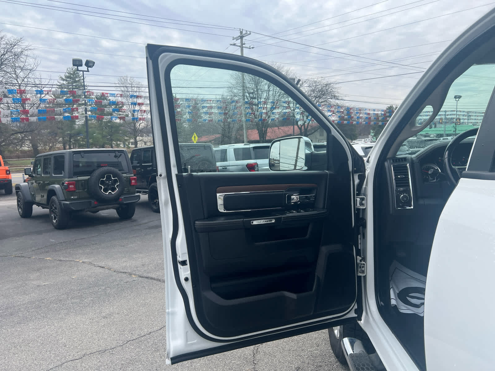 Used 2016 RAM 2500 Laramie w/ Convenience Group image 17