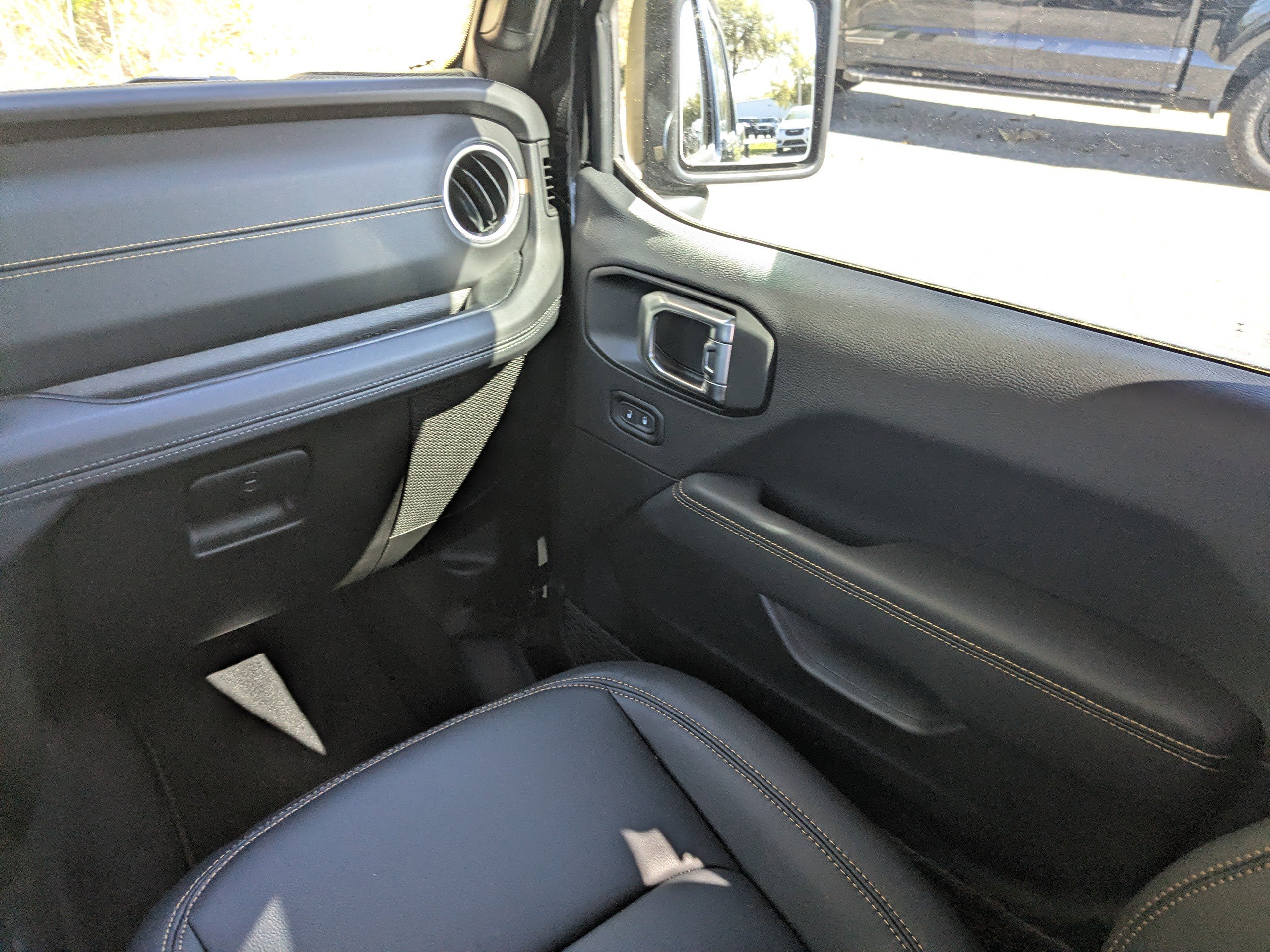 New 2025 Jeep Gladiator High Tide image 16