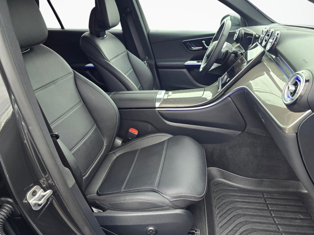 Used 2025 Mercedes-Benz GLC 300 4MATIC image 26