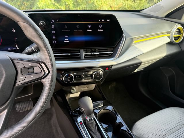 Used 2025 Chevrolet Trax LT FWD image 19