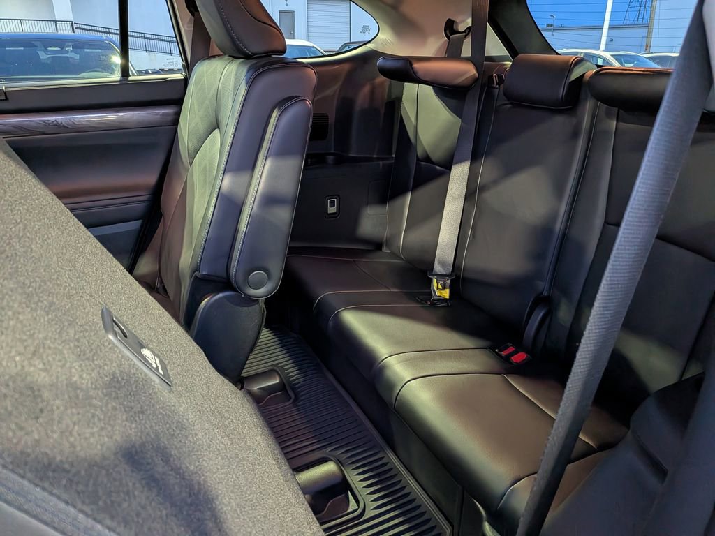 Used 2024 Toyota Highlander Platinum image 11