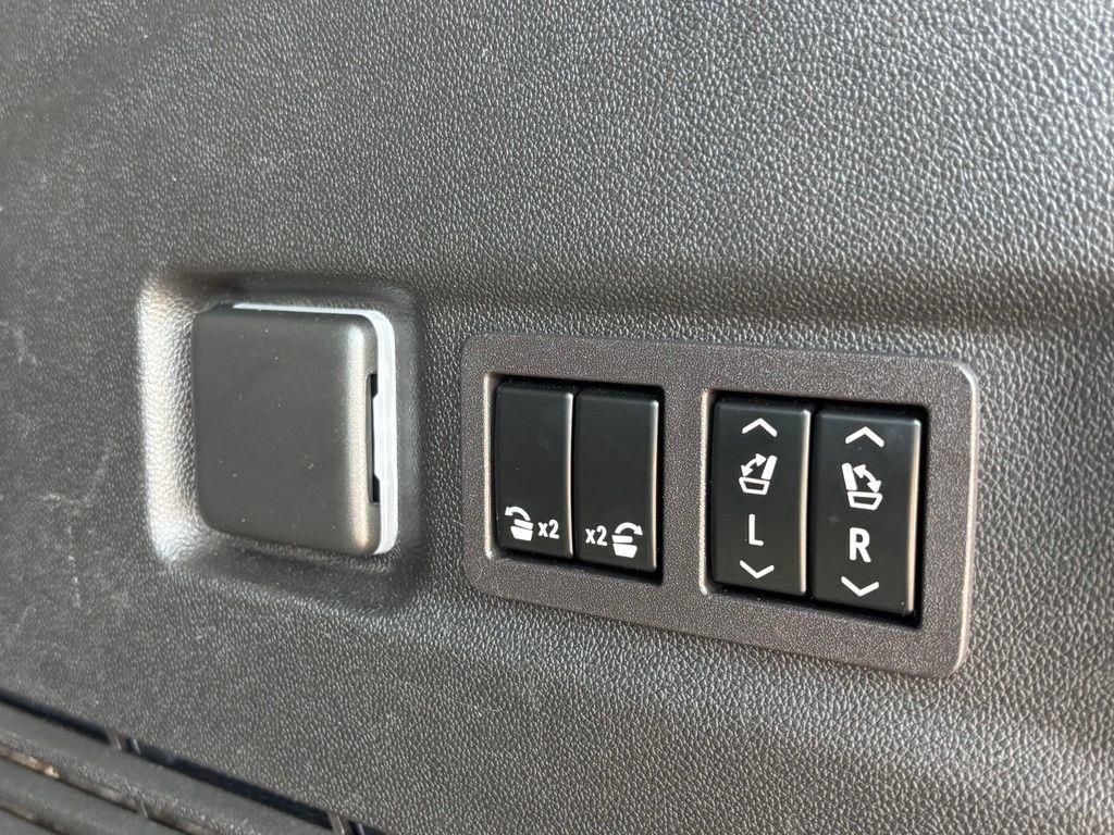 Used 2024 Chevrolet Suburban Z71 w/ Luxury Package AWD/4WD image 37