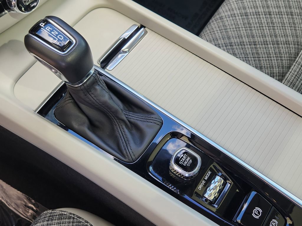 Used 2021 Volvo XC60 T5 Momentum image 11