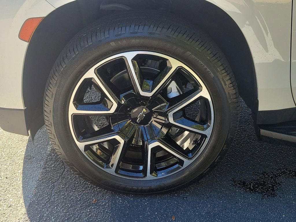 Certified 2022 Chevrolet Suburban RST w/ Sport Performance Package image 12