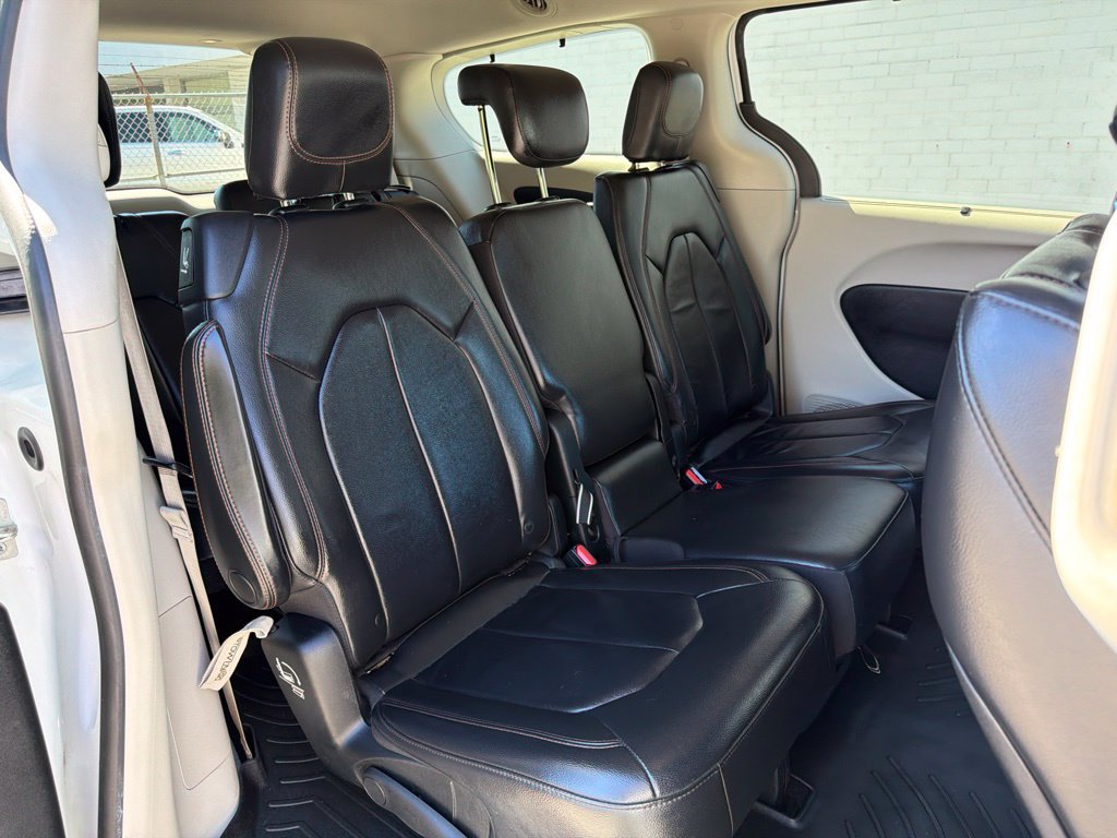 Used 2017 Chrysler Pacifica Touring-L FWD image 11