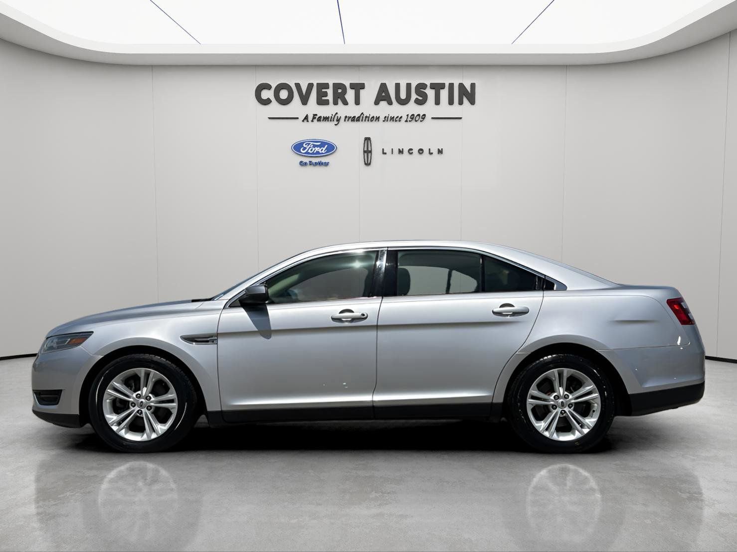 Used 2014 Ford Taurus SEL image 2