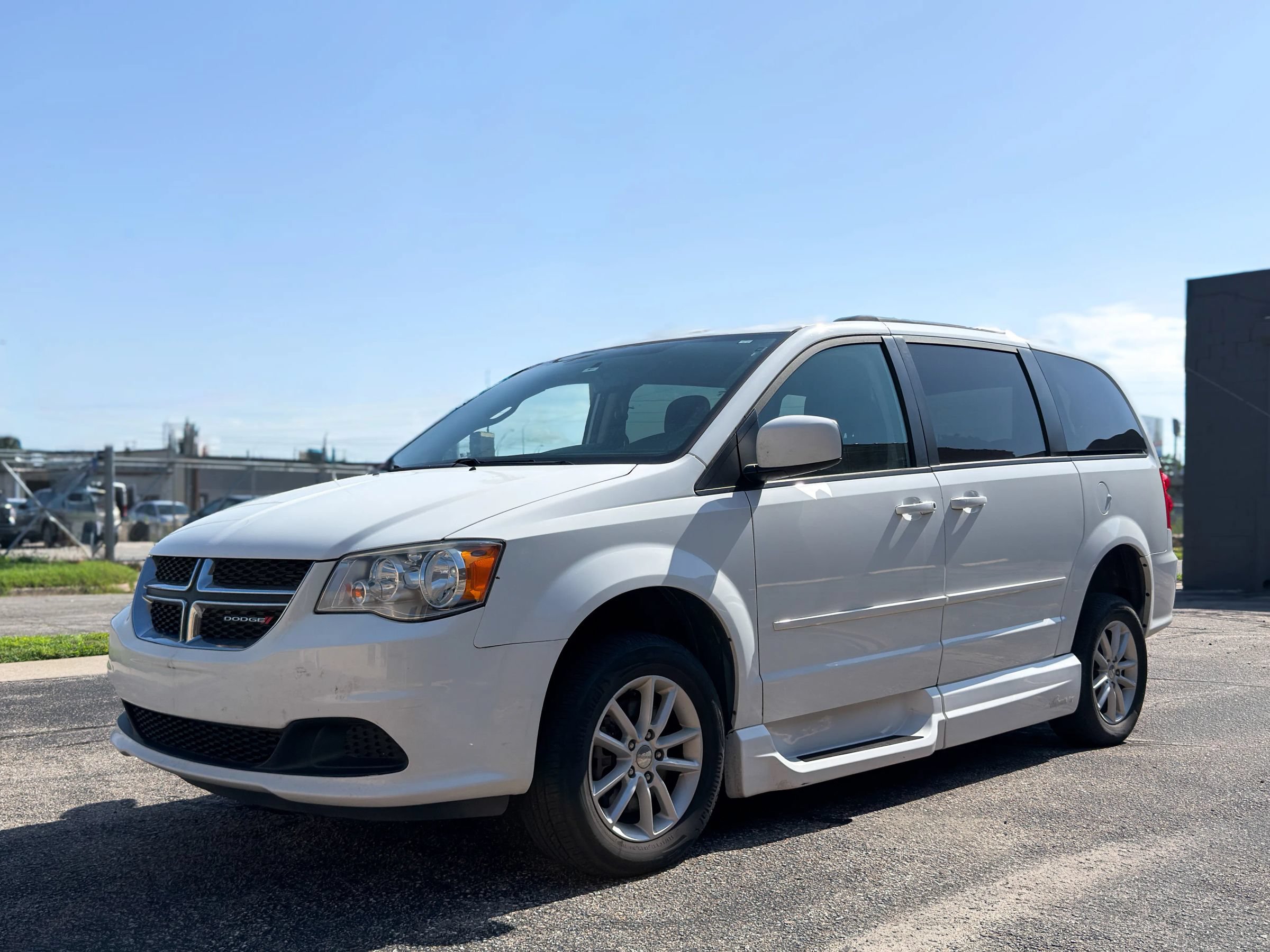 Used 2015 Dodge Grand Caravan SXT FWD image 3