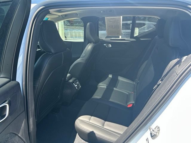 Certified 2025 Volvo XC40 B5 Core AWD/4WD image 17