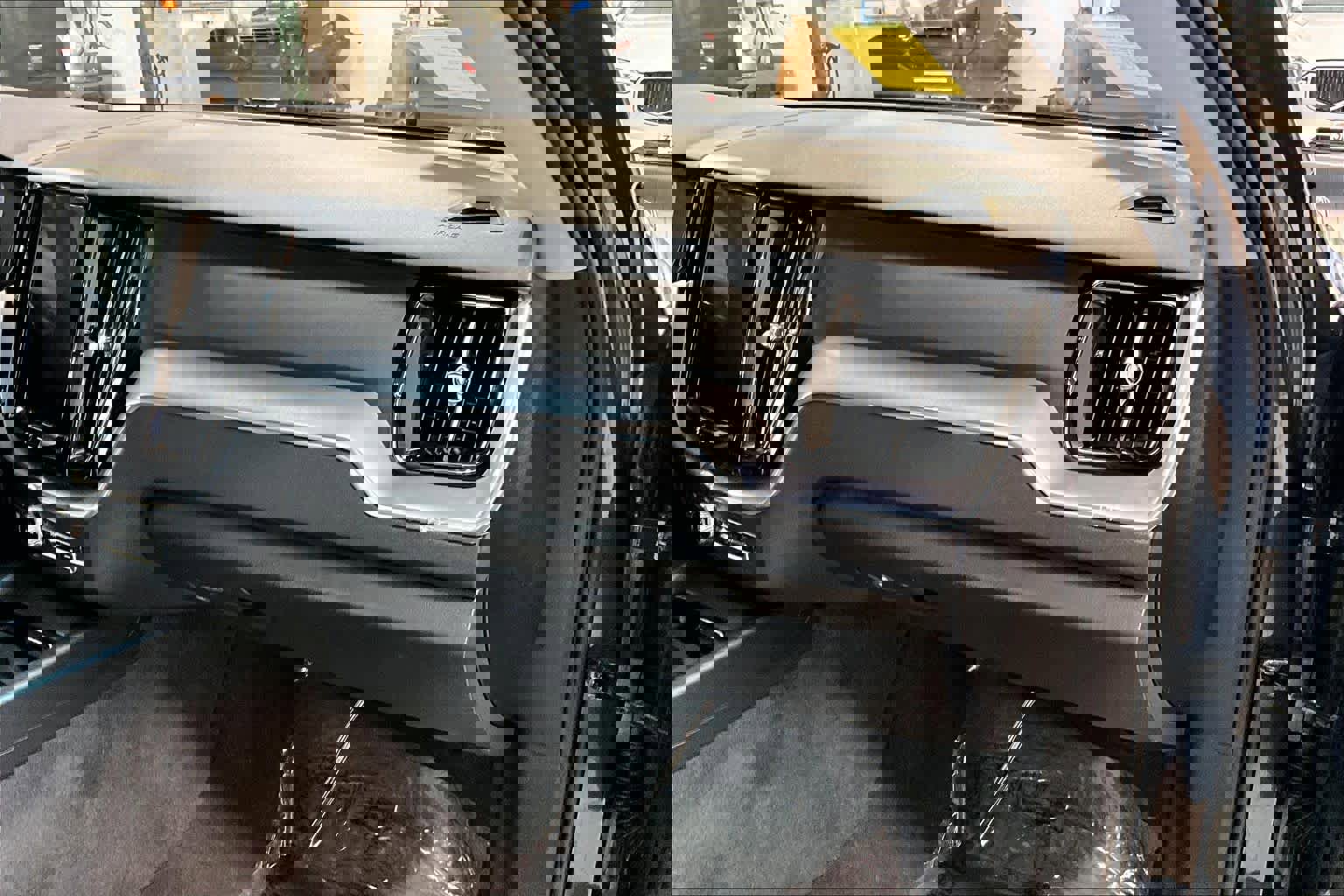 Used 2019 Volvo XC60 T6 Momentum w/ Premium Package image 17