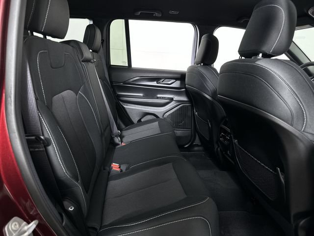 Used 2025 Jeep Grand Cherokee Laredo AWD/4WD image 28