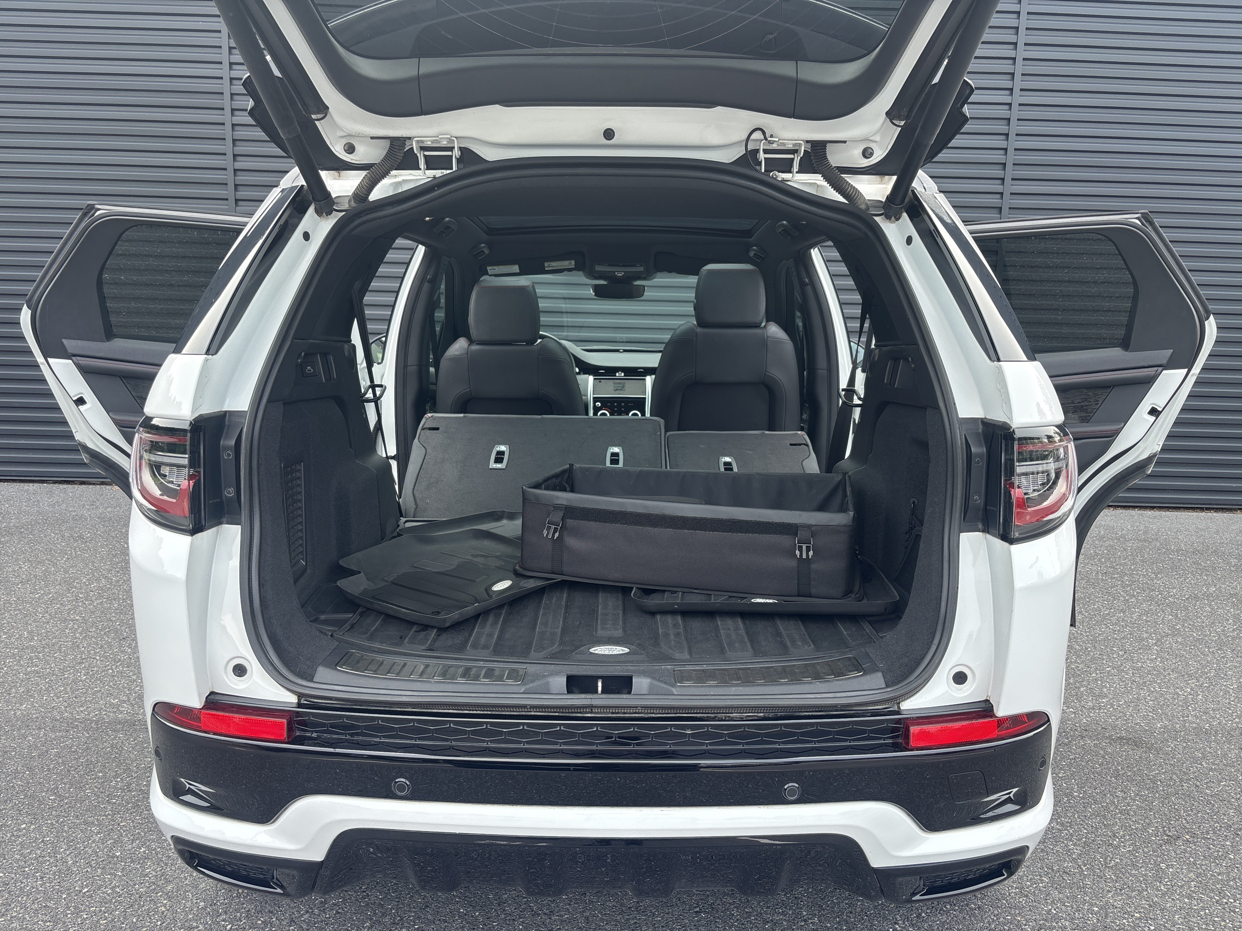 Used 2023 Land Rover Discovery Sport SE R-Dynamic AWD/4WD image 10