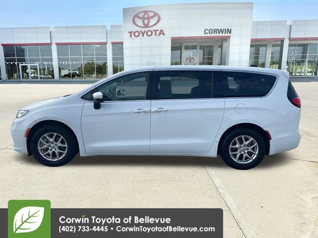 Used 2023 Chrysler Pacifica Touring-L video 2