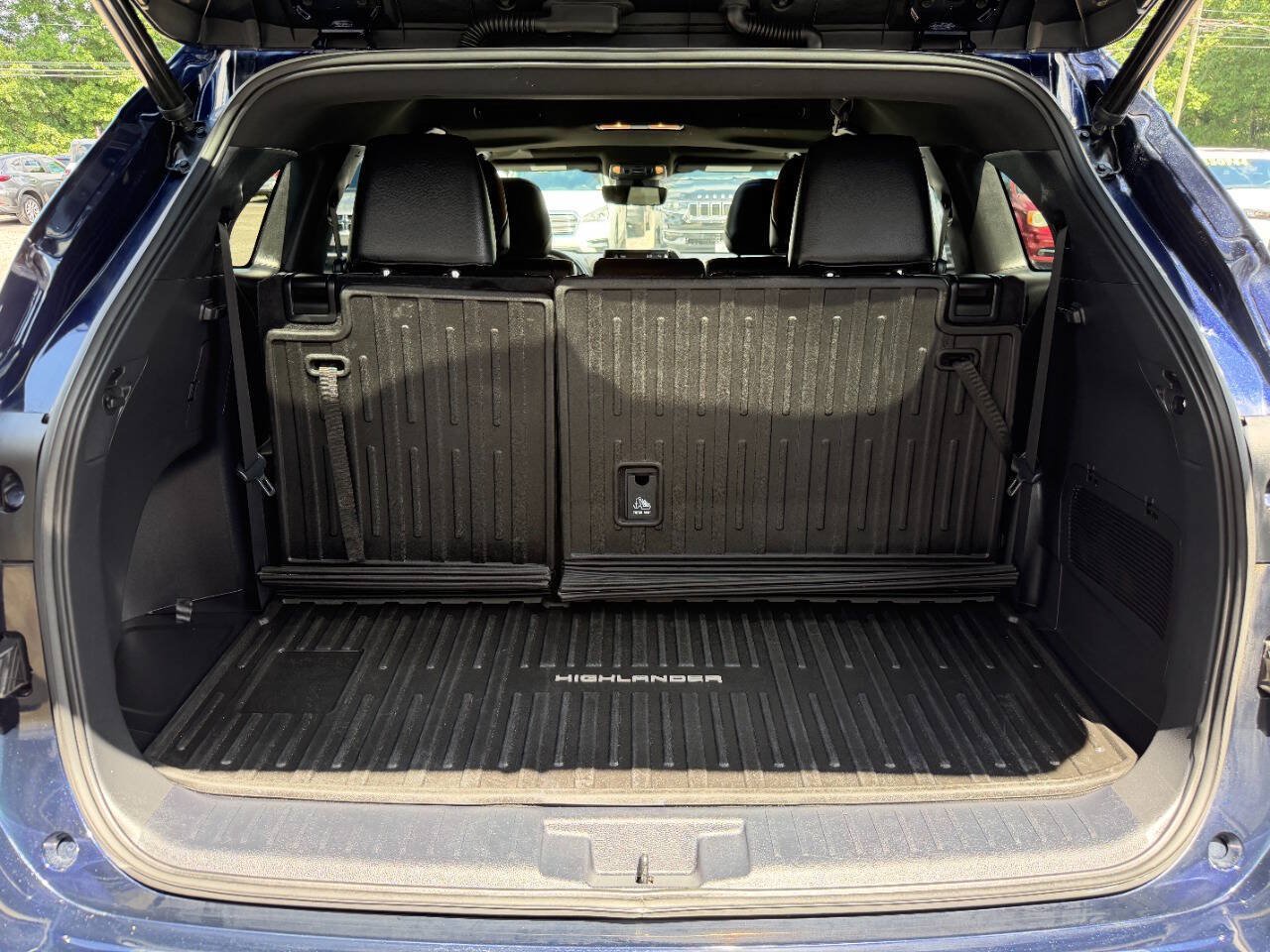 Used 2022 Toyota Highlander XSE AWD/4WD image 25