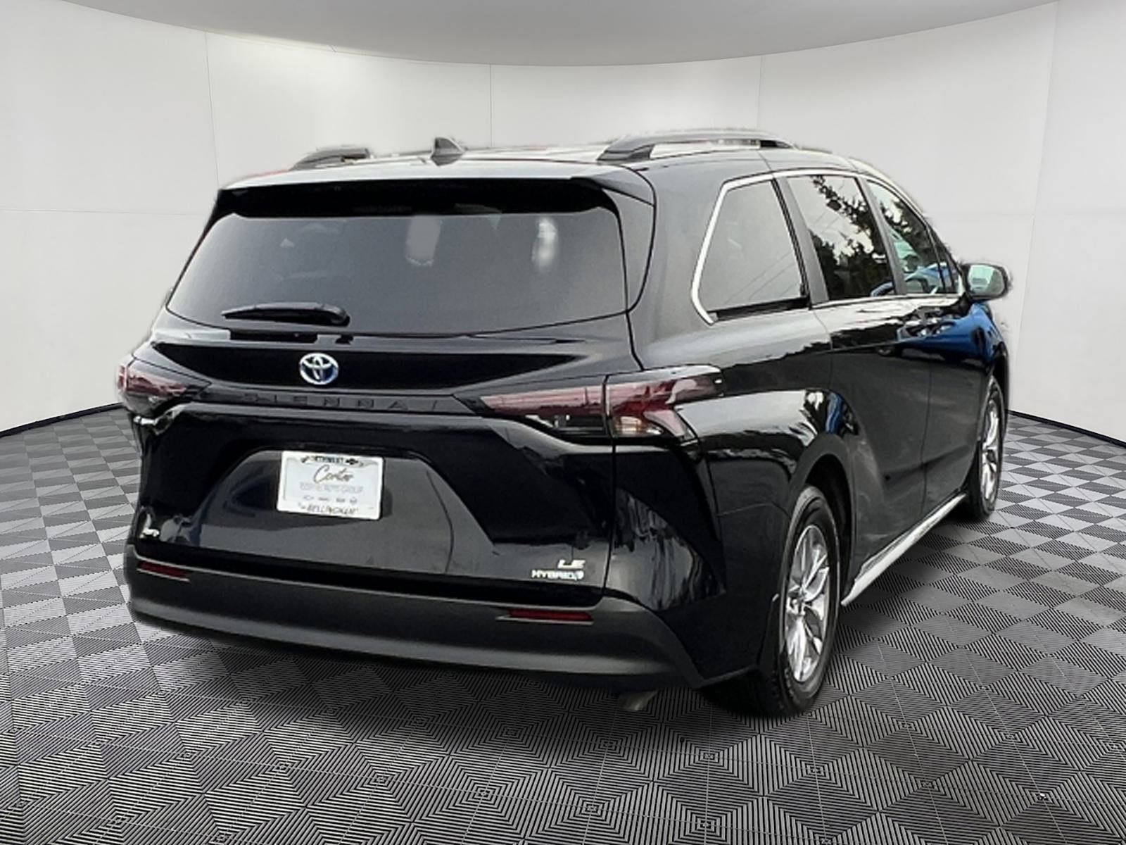 Used 2024 Toyota Sienna LE image 6