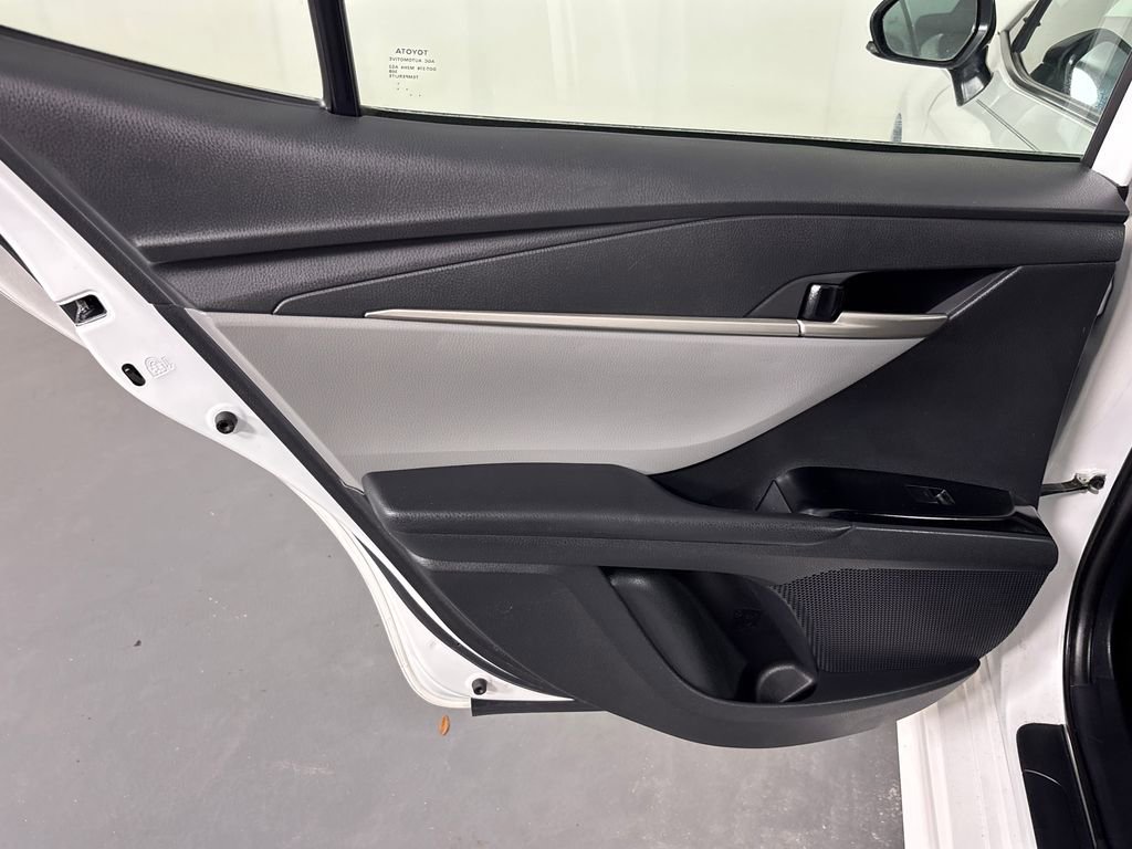 Used 2025 Toyota Camry SE w/ Convenience Package image 32