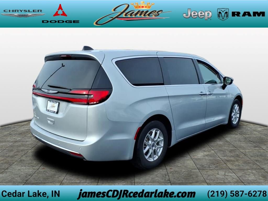 Used 2024 Chrysler Pacifica Touring-L FWD image 4