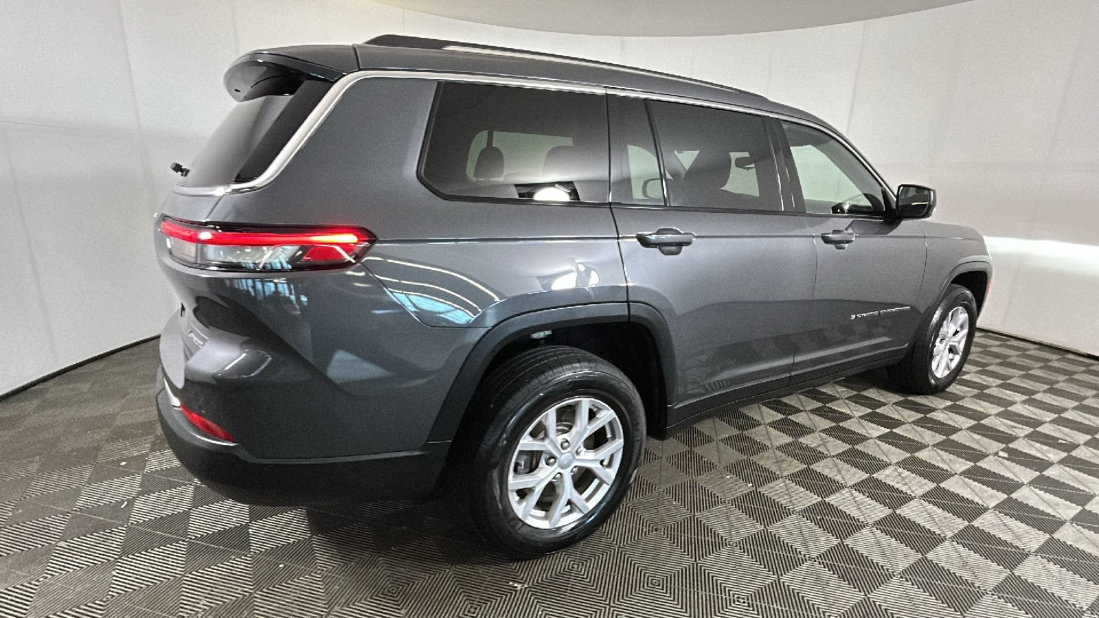 Used 2021 Jeep Grand Cherokee L Laredo w/ Luxury Tech Group I AWD/4WD image 3