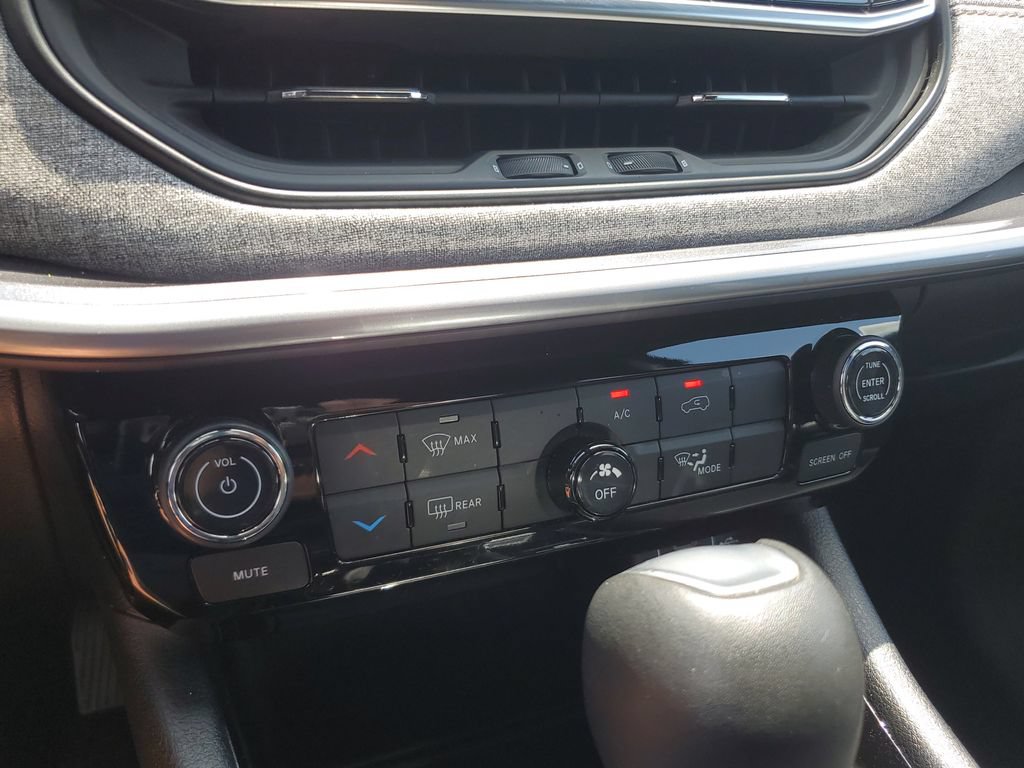 Used 2024 Jeep Compass Latitude w/ Sun and Sound Group AWD/4WD image 23