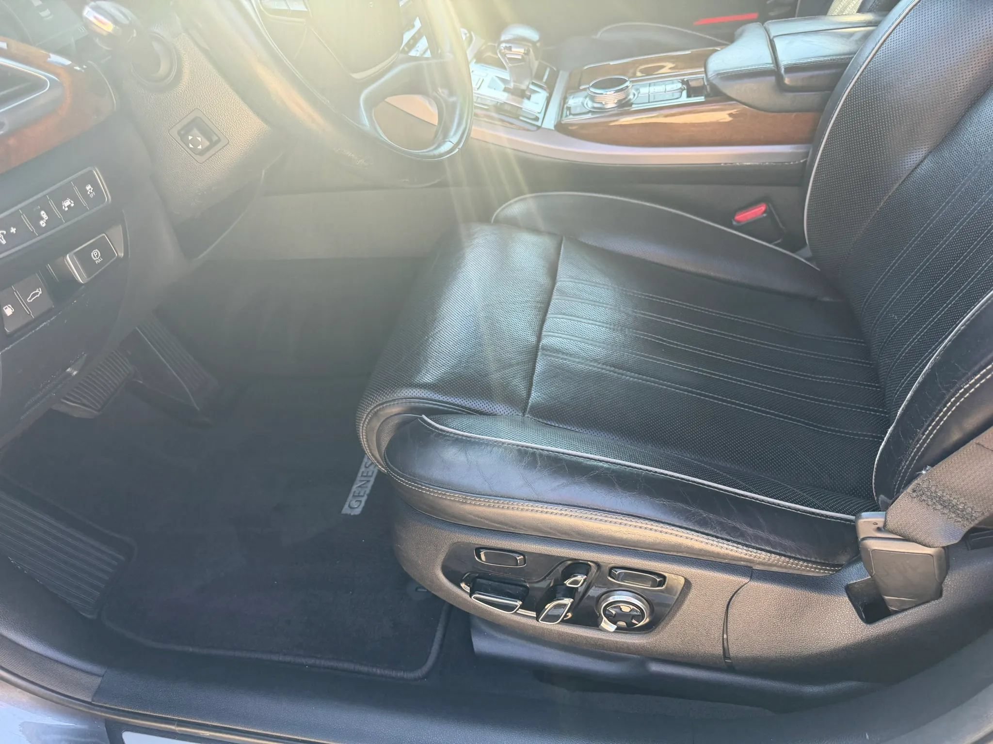 Used 2017 Genesis G90 5.0 Ultimate RWD image 13