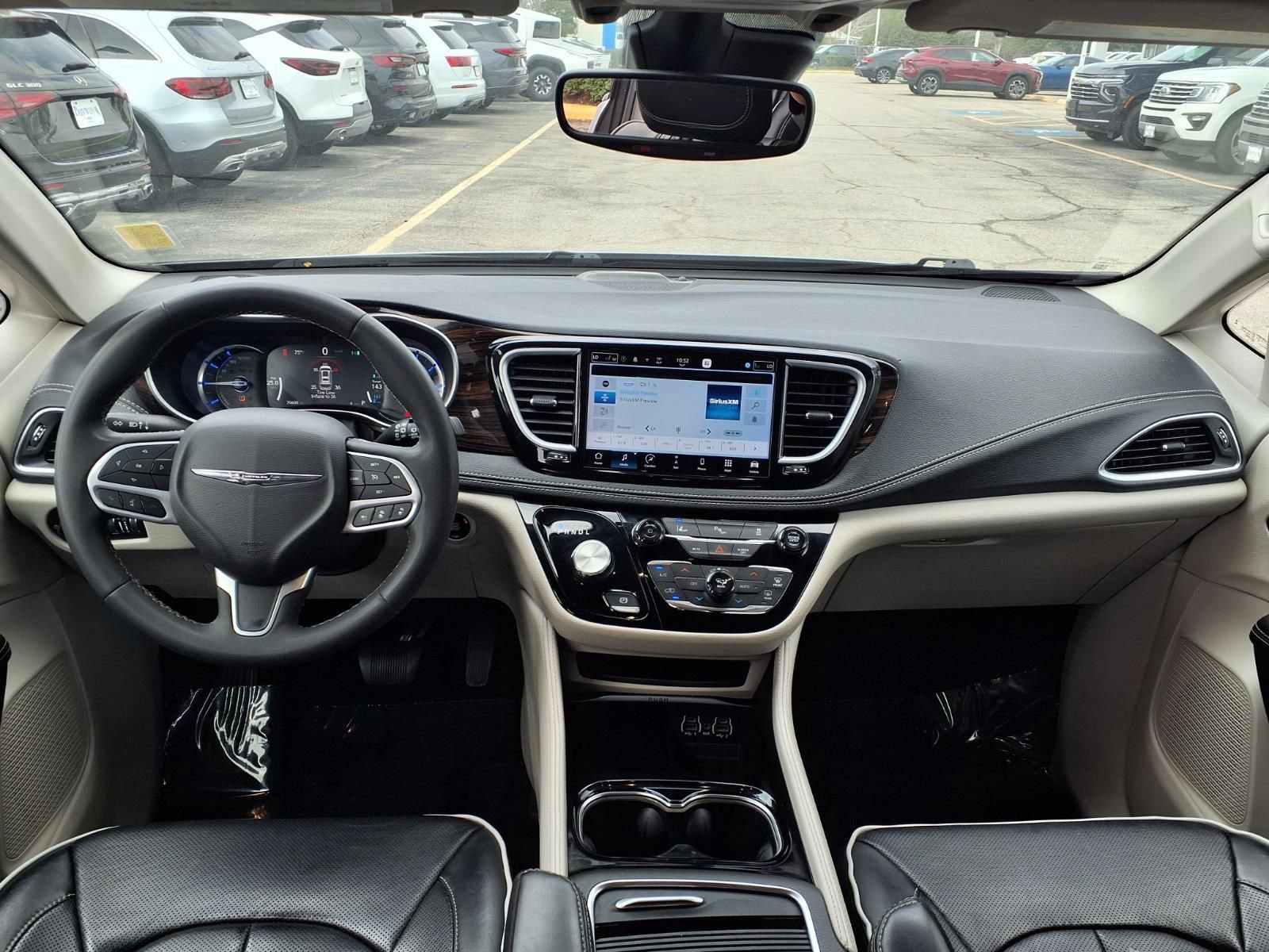 Used 2023 Chrysler Pacifica Limited image 3