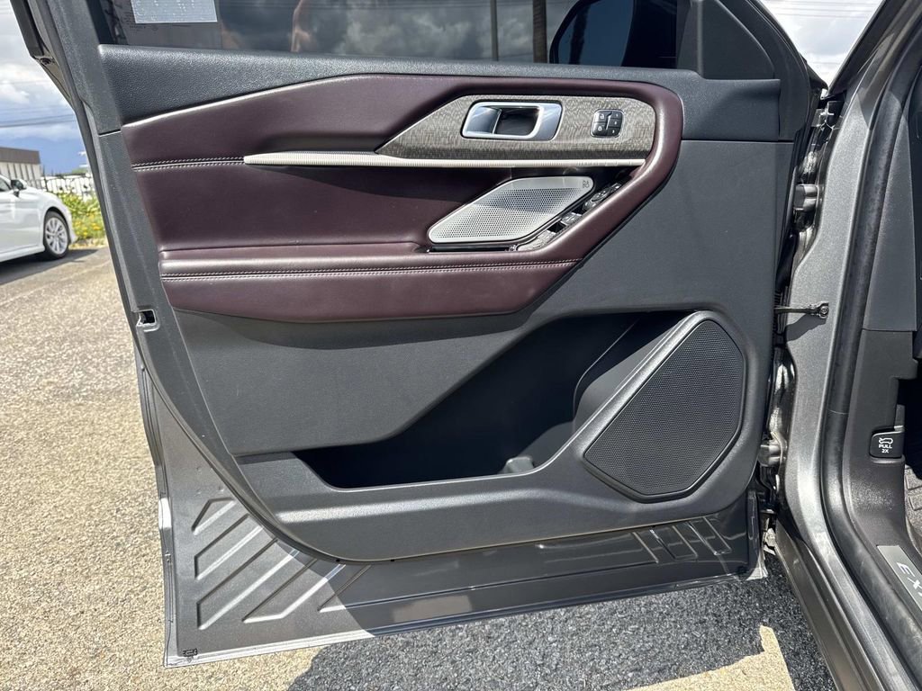 Certified 2025 Ford Explorer Platinum RWD image 18
